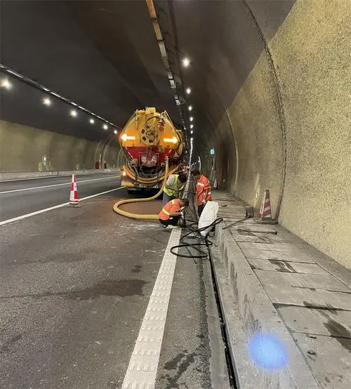 临河隧道排水渠清淤